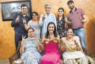 2018 कॉमनवेल्थ खेलों के मेडल की खुशी परिवार के साथ मनातीं मनिका।
